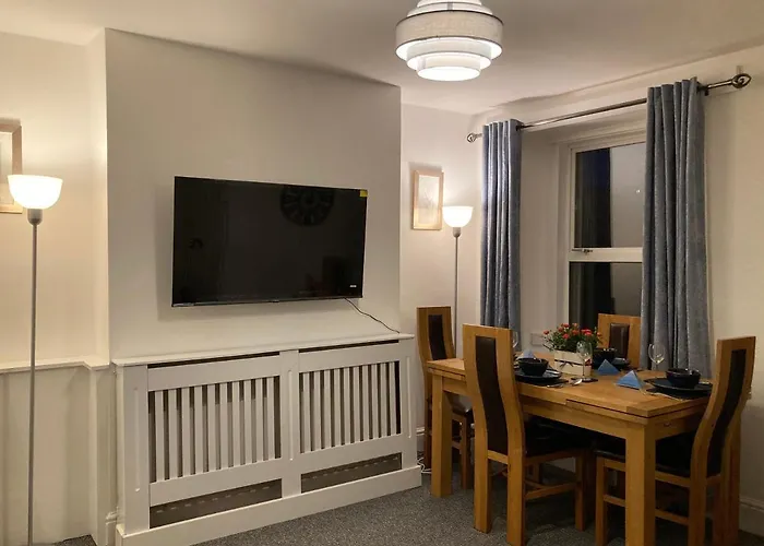 Beautiful Apartment One Double Bedroom With Additional Single Bed And One Single Bedroom With A Sofa Bed In Lounge